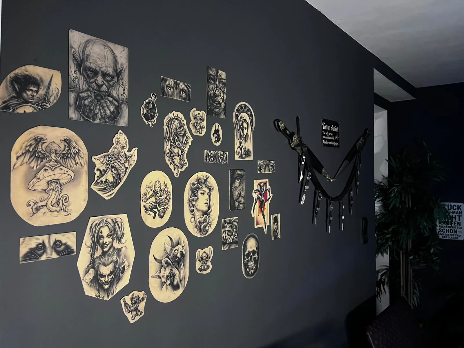 Wand im Tattoo Atelier Lomi mit gezeichneten Entwürfen von Bacho Lomidze