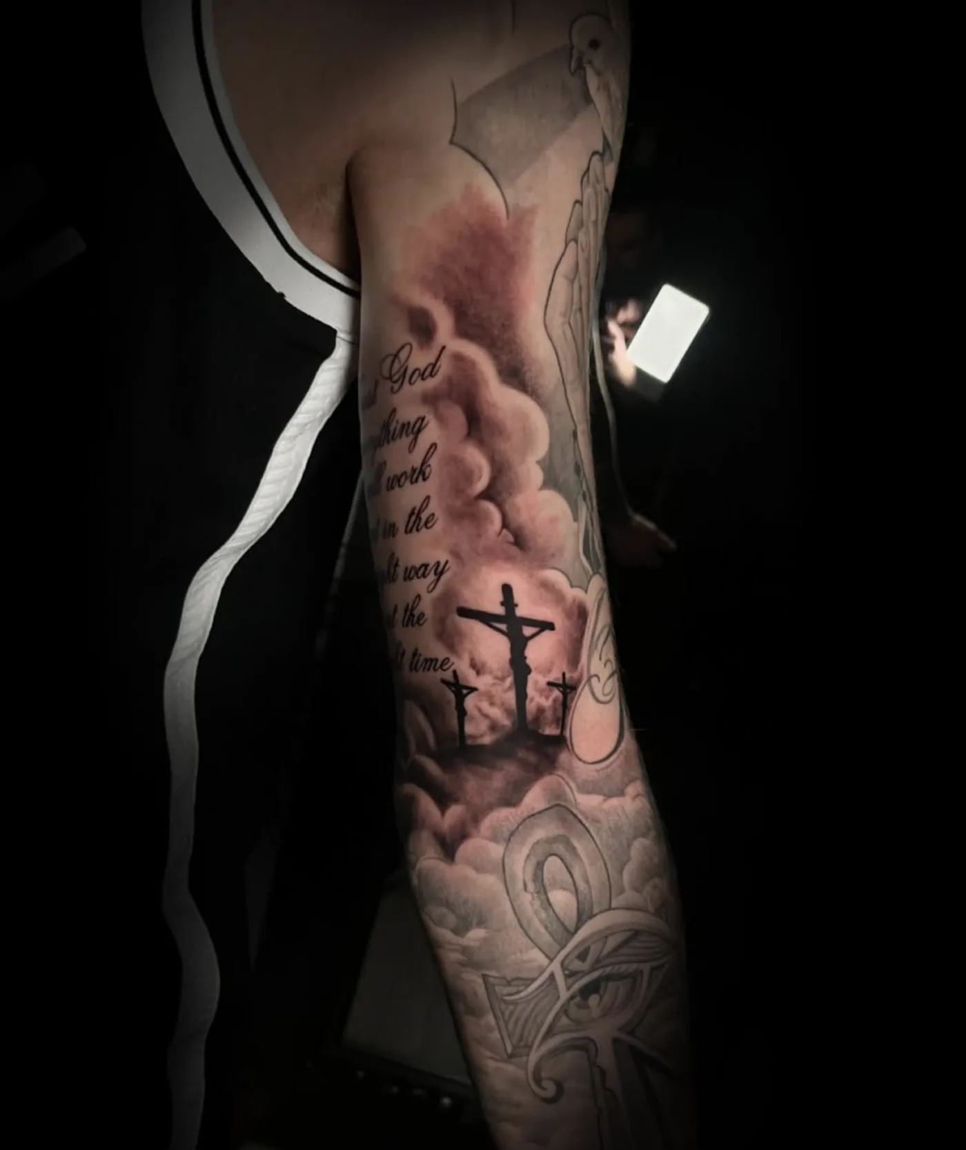 Kruzifix in Wolken, Black-and-Grey-Realismus-Tattoo