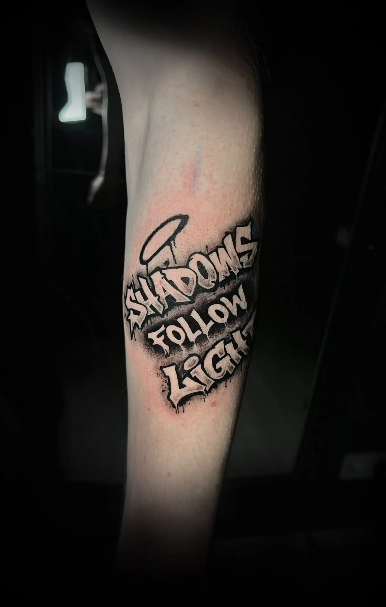 Tattoo mit Schriftzug Shadows follow Light