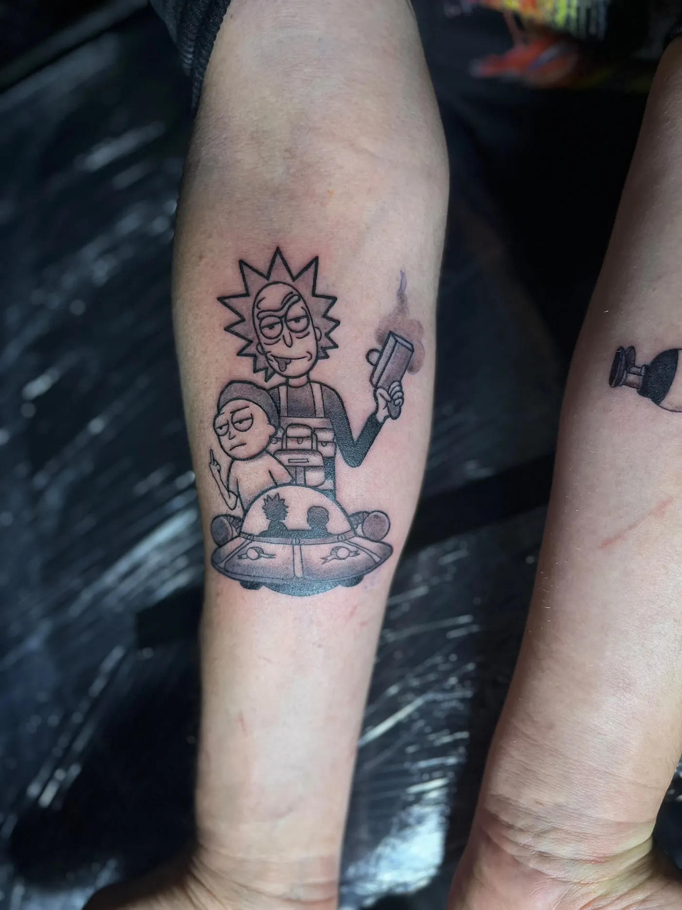 Tattoo mit Rick und Morty auf einem Raumschiff, Black and Grey