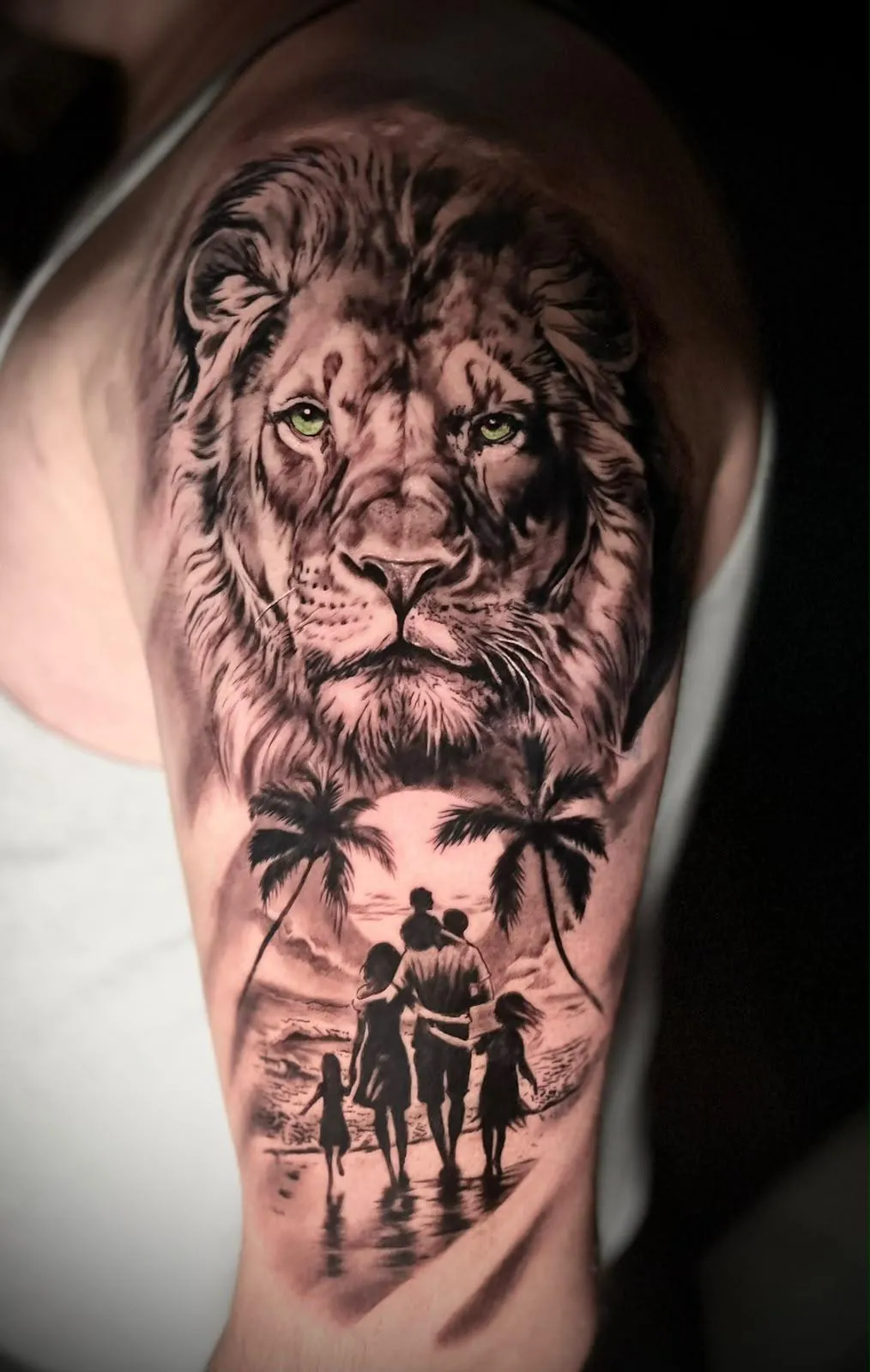 Realismus-Tattoo mit Löwenkopf und Familie am Strand unter Palmen