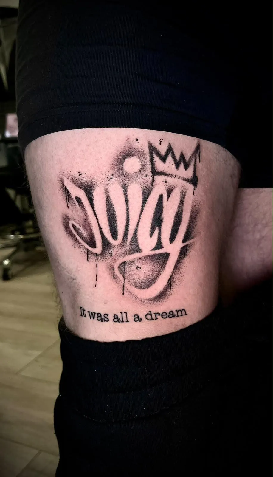 Tattoo mit Schriftzug Juicy im Graffiti-Stil und It was all a dream