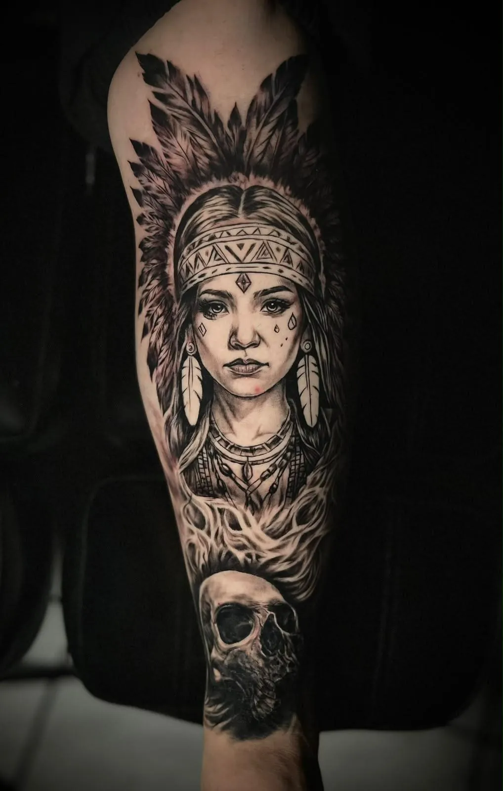 Black-and-Grey-Tattoo, Frau mit Federschmuck und Totenkopf