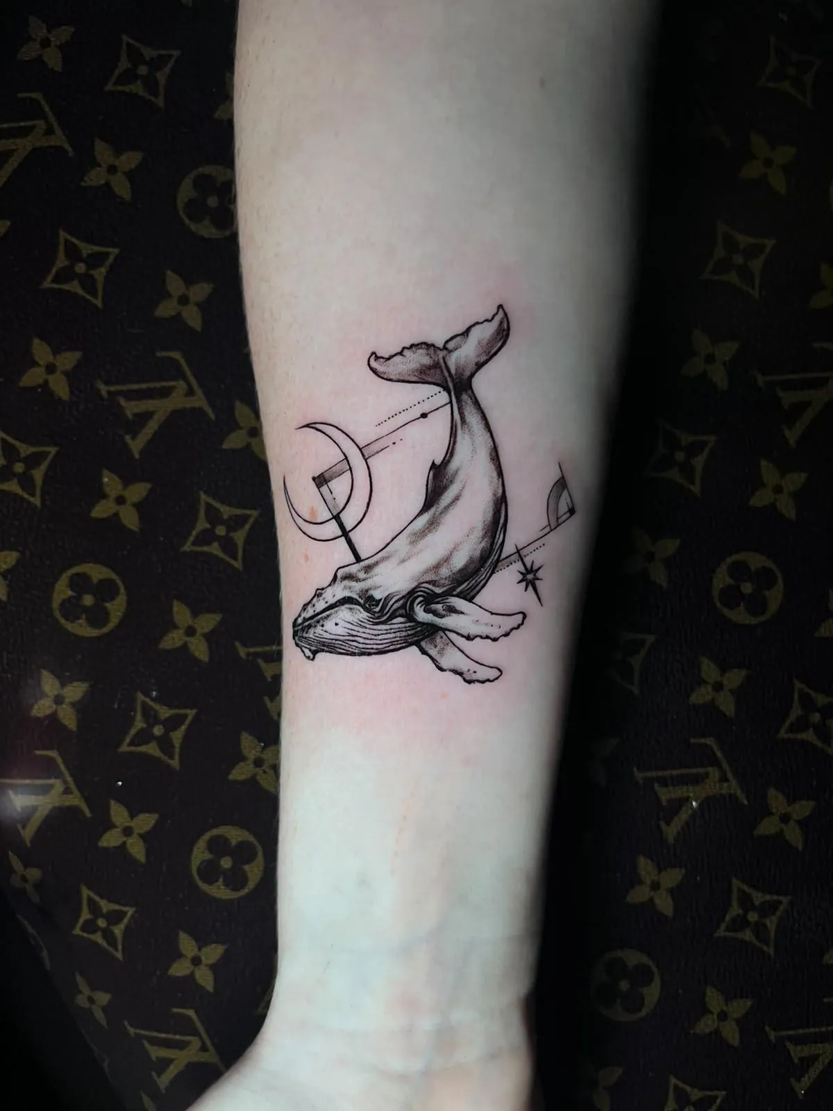 Fine-Line-Tattoo mit Wal, Mond und Stern